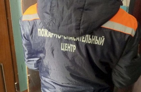 Спасатели обеспечили доступ в квартиру социальному работнику.